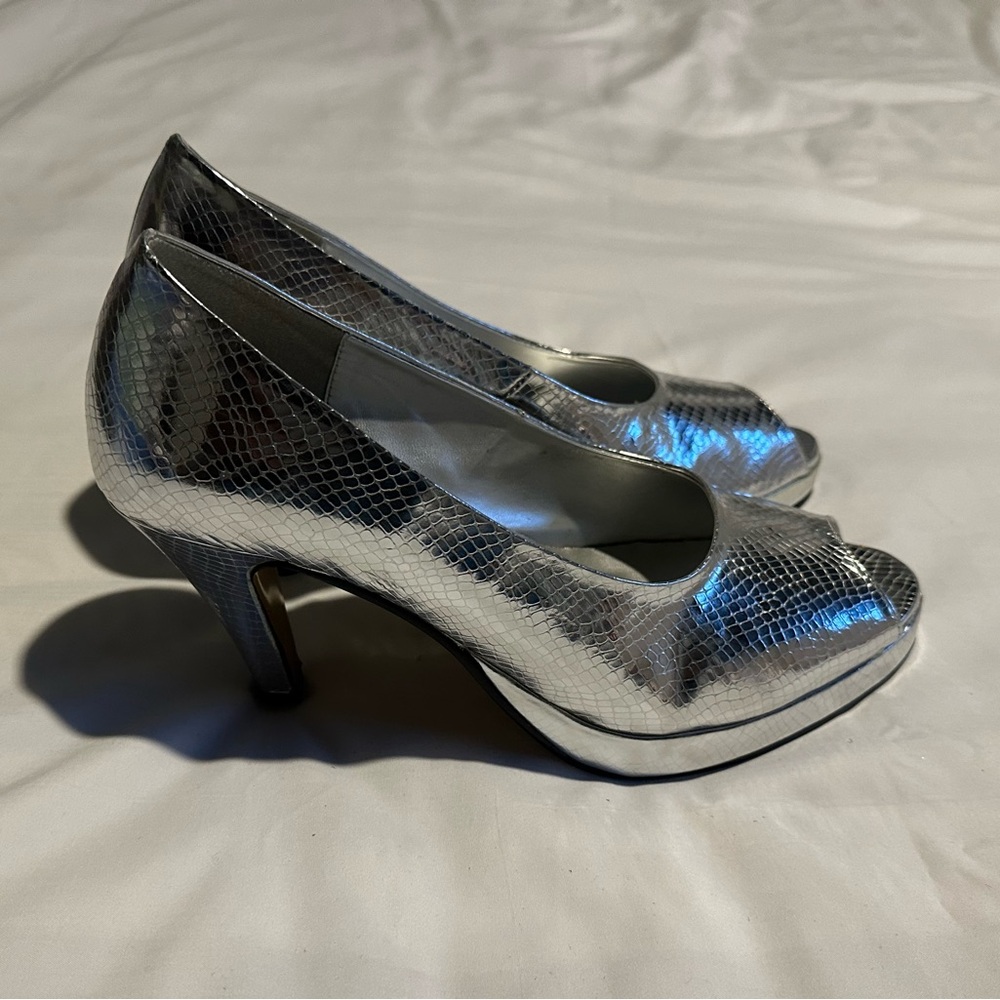 Women’s 11w Silver Peep Toe Pumps